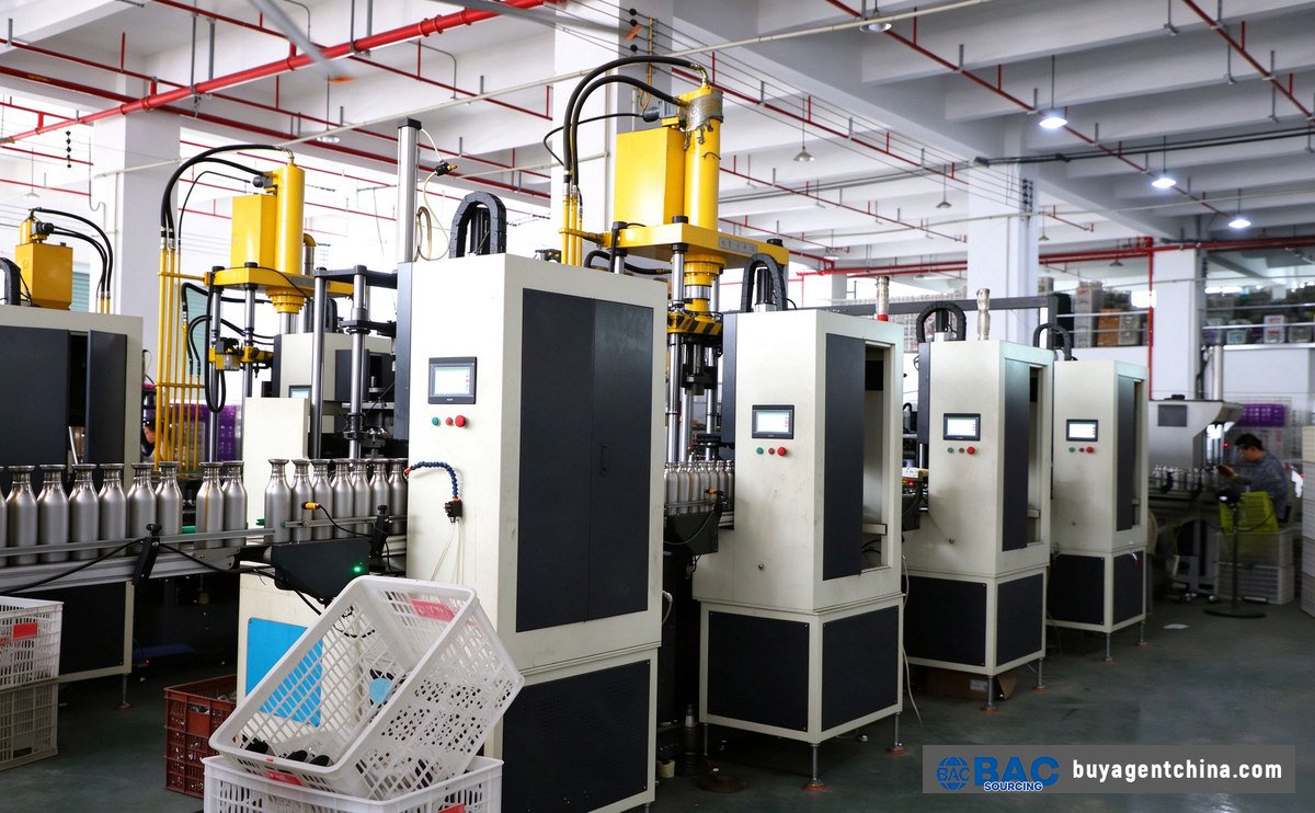 Ligne de production automatisée de bouteilles en acier inoxydable — Contexte du contrôle qualité et de la certification (Source : photo du fournisseur)