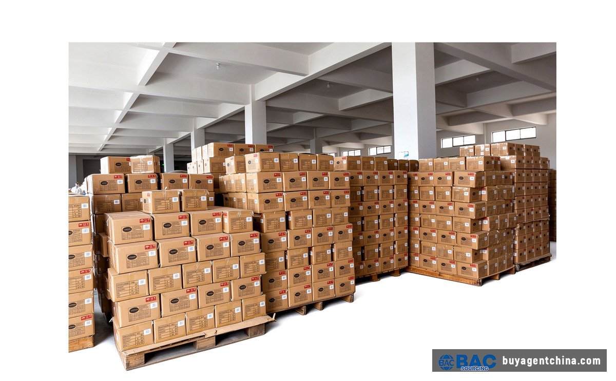 03 Almacén de exportación: cajas de productos de cerámica paletizadas y listas para su envío