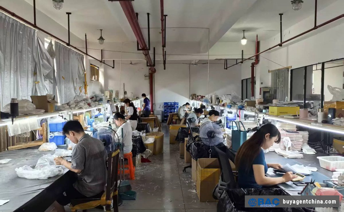 Taller real de una fábrica china: líneas de ensamblaje manual