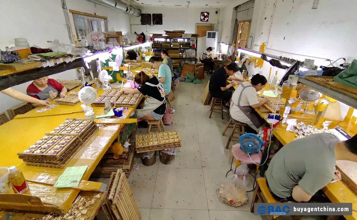 Pequeño taller de ensamblaje manual — una verdadera planta de producción