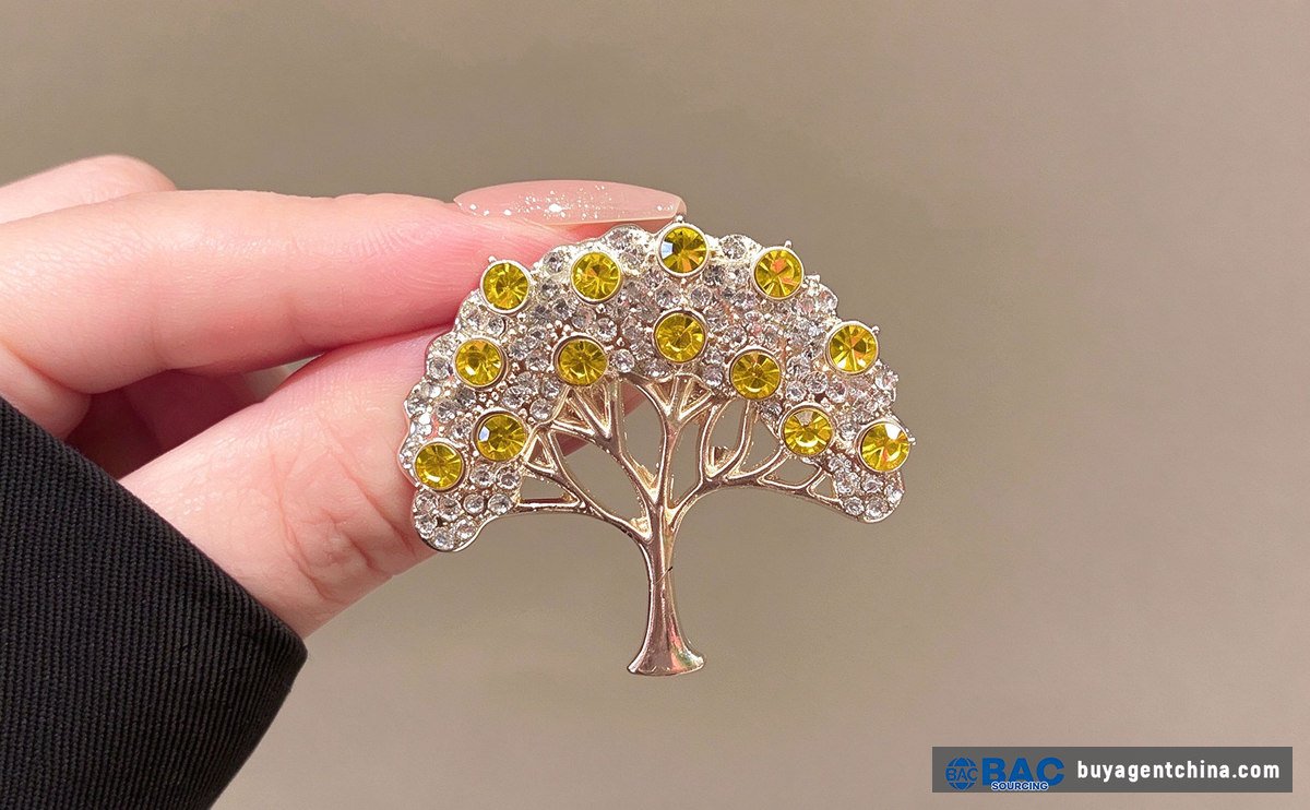 Broche de árbol con pedrería — 3,7 × 4,1 cm, aproximadamente 6,8 g
