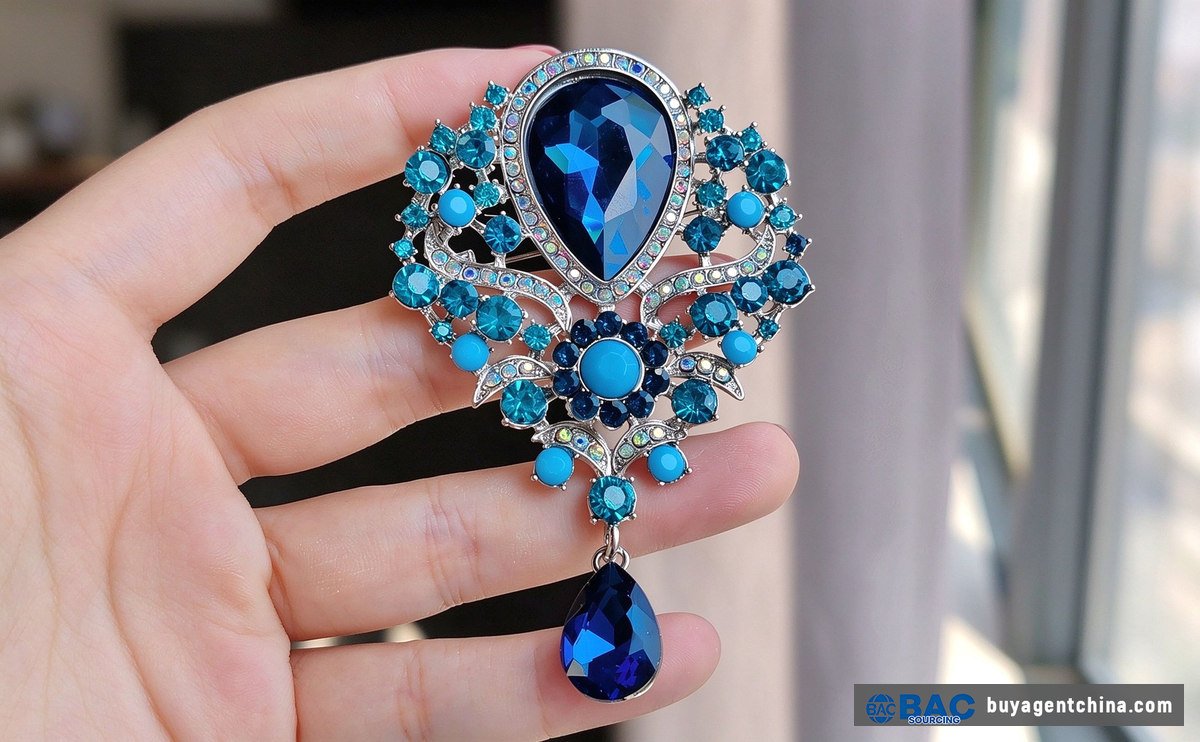 Broche de flor de cristal con colgante en forma de gota — fila de diamantes de imitación de primera calidad